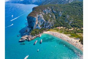 Panoramica dall'alto di cala Luna in Sardegna